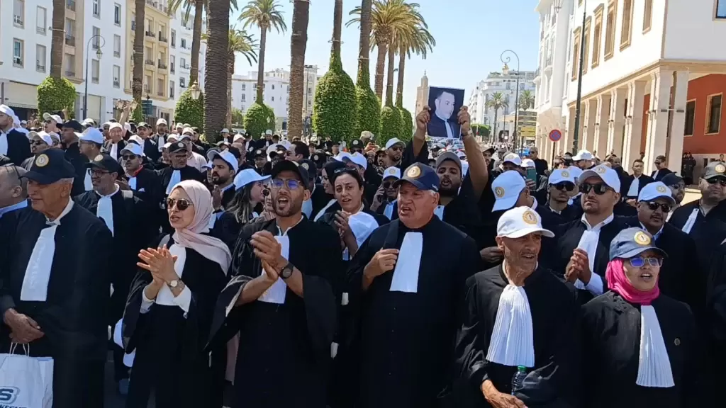 المحامون يشهرون سلاح الاعتصام.. والدار البيضاء في طليعة المحتجين أمام البرلمان