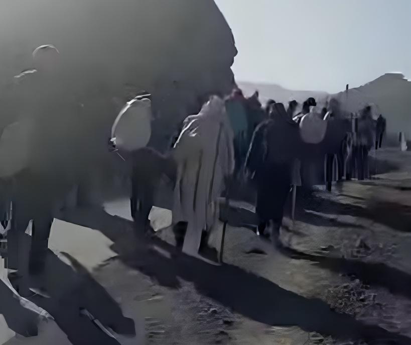 ميدلت..أزمة العزلة تخرج ساكنة أنفكو في مسيرة احتجاجية جماعية