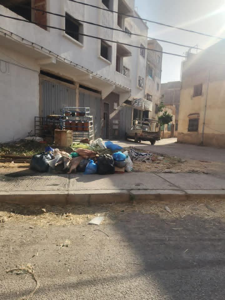 عين الشقف.. أزمة النفايات تفجر غضب الساكنة ومطالب بالتحقيق في أولويات التدبير المحلي