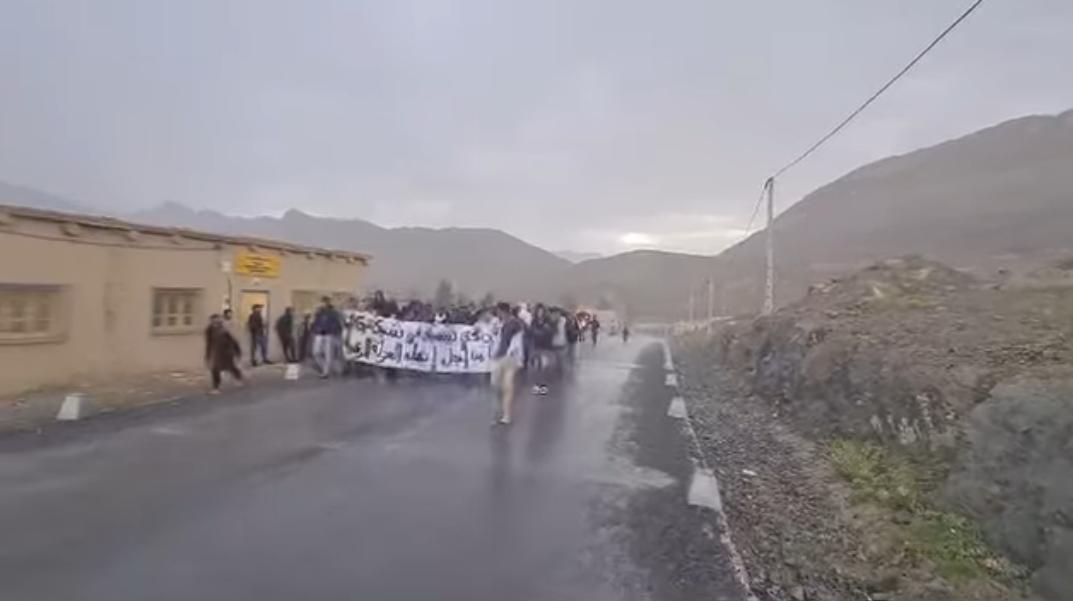 ميدلت..ضعف صبيب الإتصالات يدفع ساكنة تيسيلا للاحتجاج تحت الأمطار