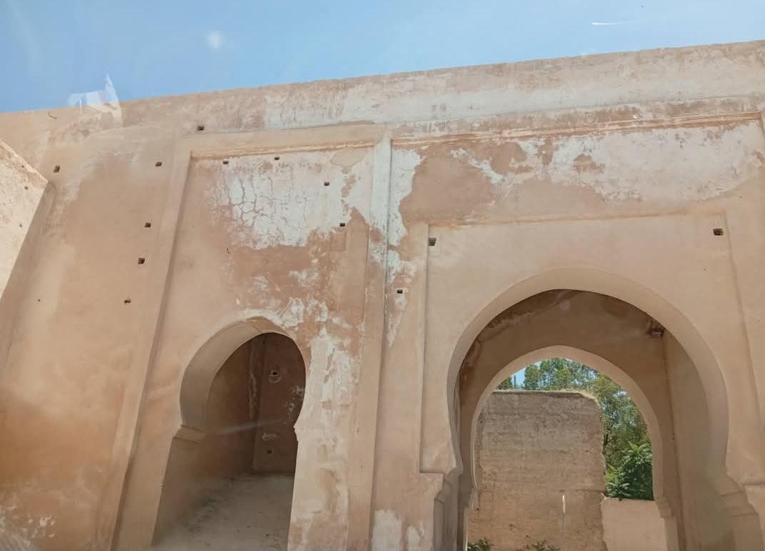 مكناس.. بقع بيضاء مجهولة تشوه أسوار والأبواب المصممة و تساؤلات حول جودة الأشغال
