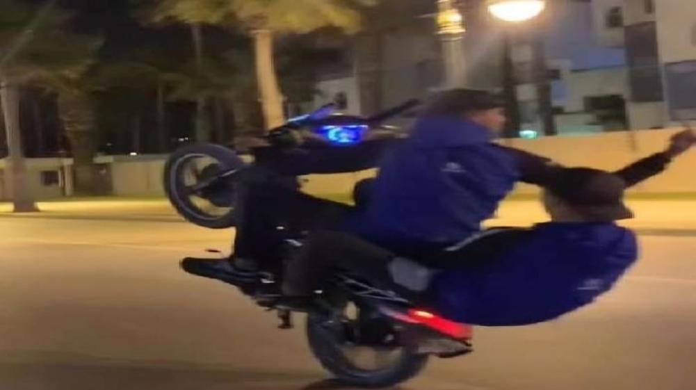 فاس..فوضى استعراض الدراجات النارية بشارع مولاي رشيد تثير استياء الساكنة ومطالب بتدخل السلطات