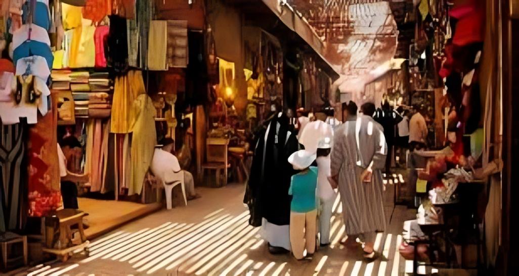 فاس..تجار وأرباب المحلات التجارية براس التيالين وعين علو يشتكون إعتراض المرشدين غير المرخصين لزبنائهم
