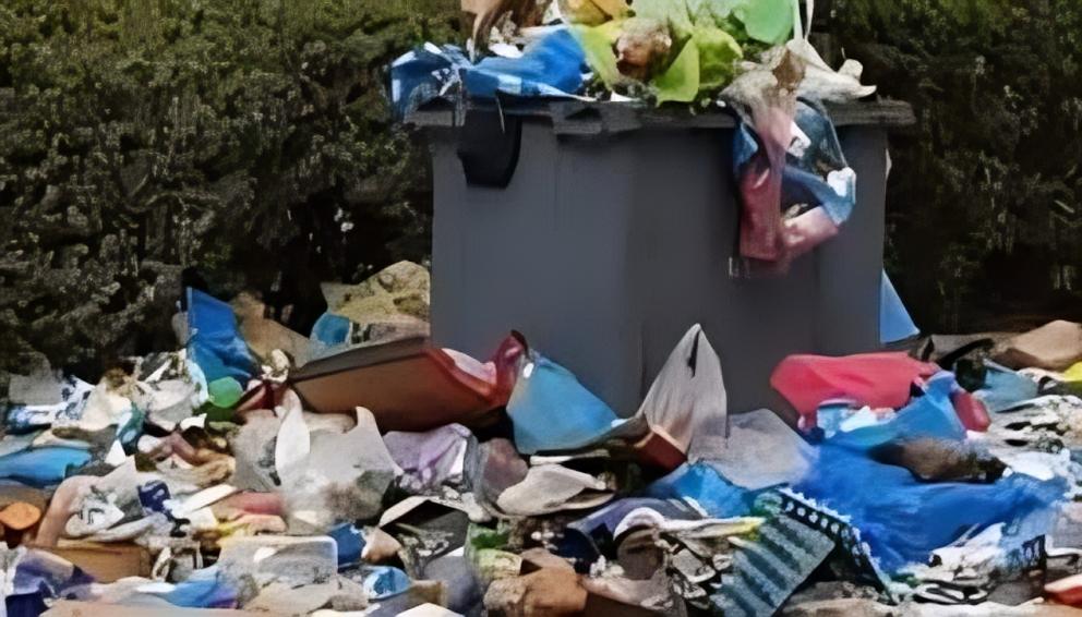 فاس..أزمة انتشار النفايات تهدد الطرق المؤدية لملعب فاس الكبير  ومحيطه السكني بمقاطعة سايس