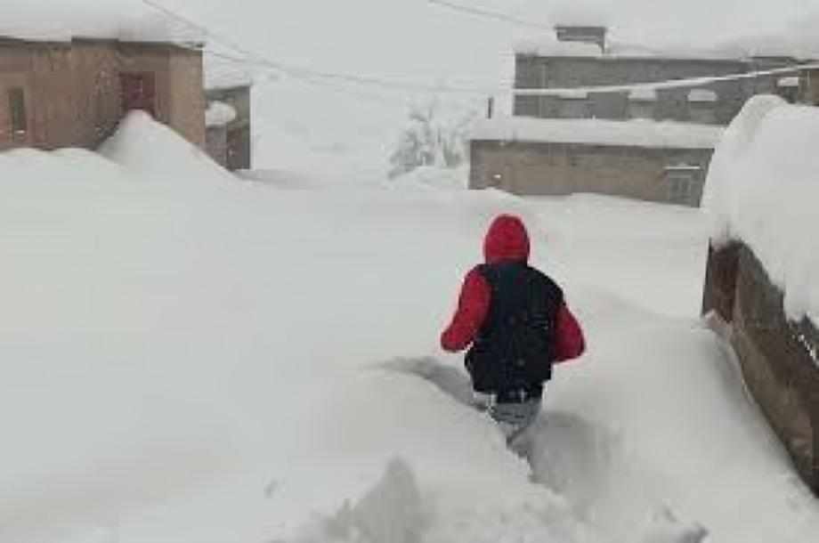 بولمان..الثلوج تعزل دوار المسارح ببلدية أوطاط الحاج ومطالب بفك الحصار