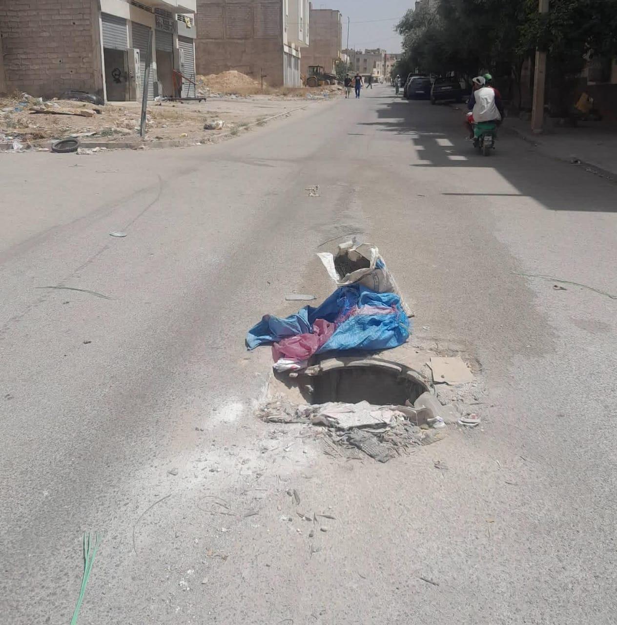 فاس..قنوات عادمة مفتوحة تهدد سلامة السائقين والمشاة بحي المسيرة