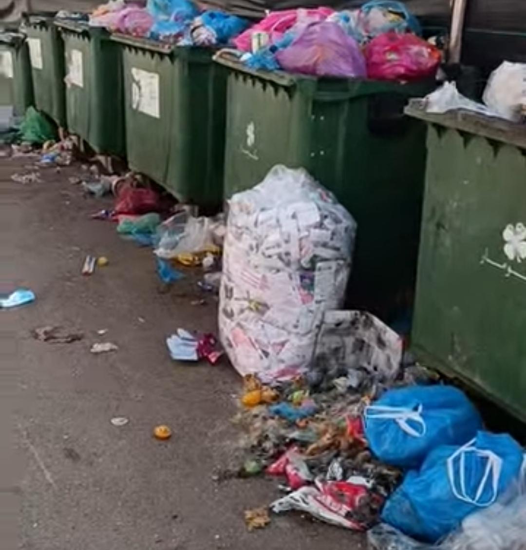 فاس..أزمة النفايات بحي الرياض مظهر غير لائق يسائل الجميع