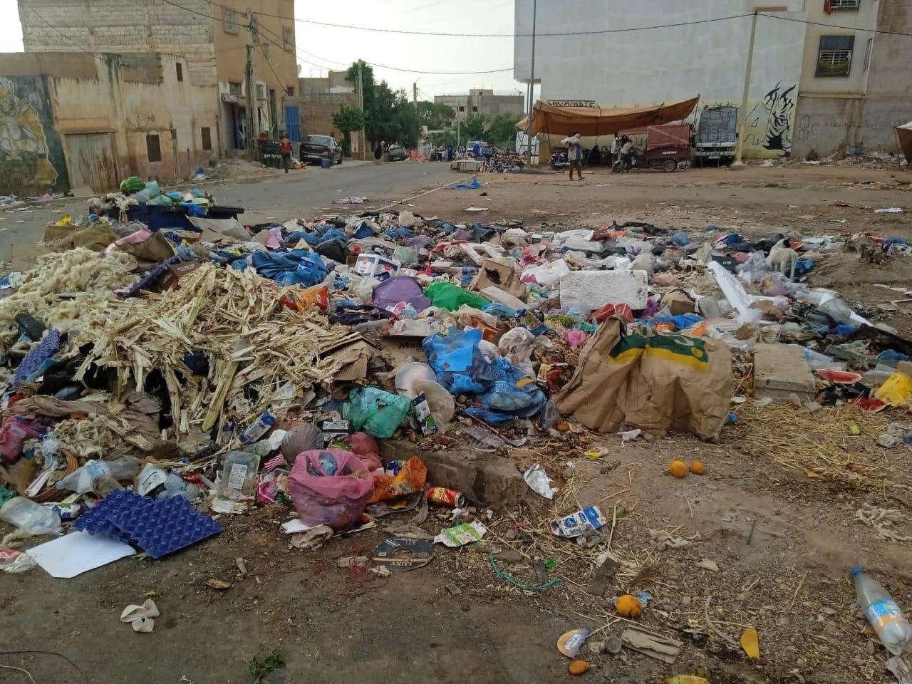 فاس.. انتشار النفايات يؤرق ساكنة  اولاد الطيب مع الموجة الأولى لحرارة الصيف