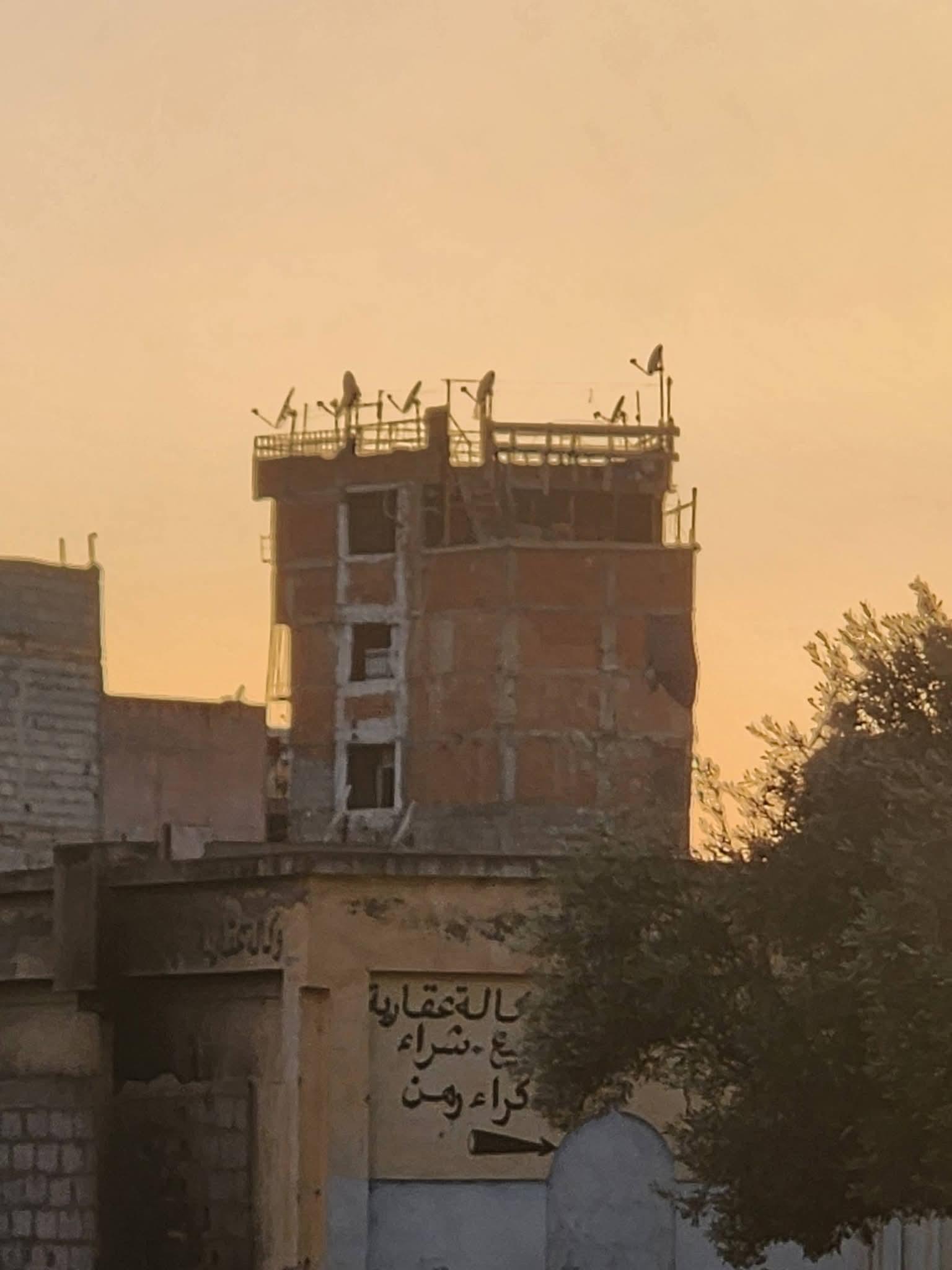 فاس.. بناية عشوائية شاهقة بعوينة الحجاج تثير الجدل وتساؤلات حول غياب الرقابة