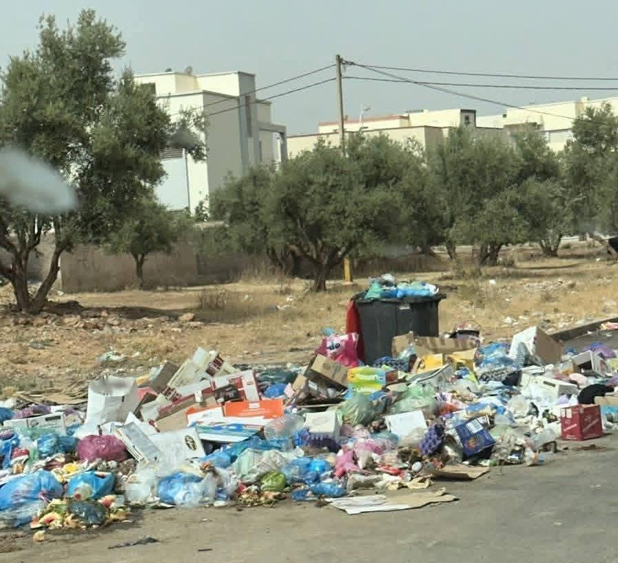 جماعة أولاد الطيب بأحواز فاس.. نفايات متراكمة وغياب الجماعة يثيران استياء الساكنة