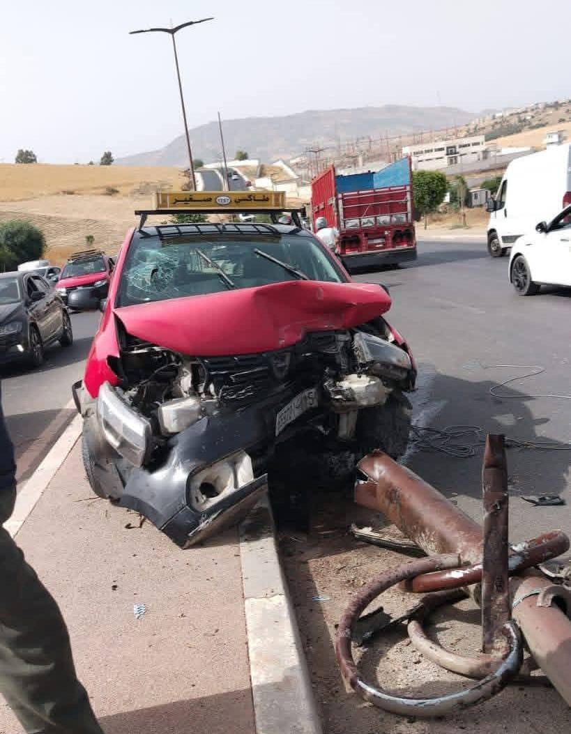 فاس.. اصطدام طاكسي صغير بعمود كهربائي بطريق ويسلان